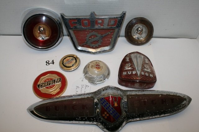 8 miscellaneous car emblems: Box of 8 miscellaneous car emblems