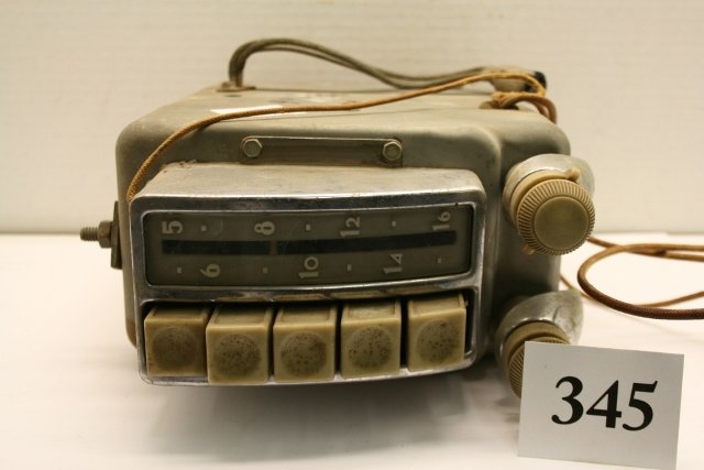 1949-50 CHEVROLET airplane dial radio: 1949-50 CHEVROLET airplane dial radio, working condition unknown.