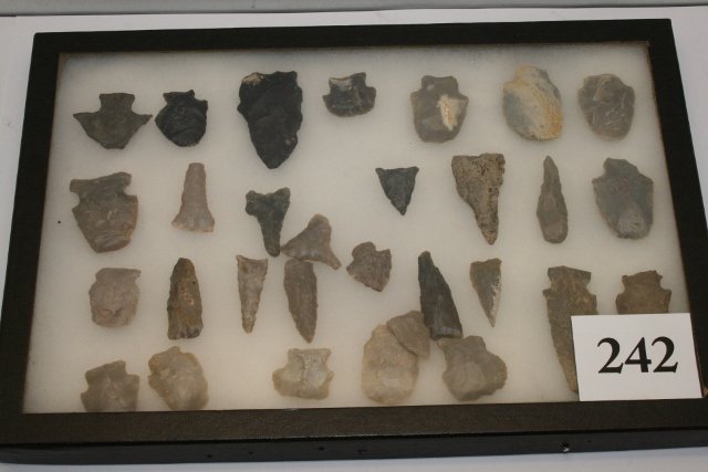 29 Arrowheads & Scrapers