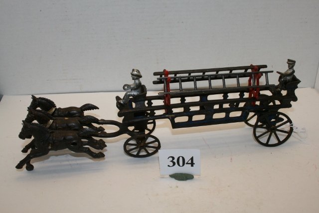 Hubley 3 Horse Ladder Wagon: Hubley 3 Horse Ladder Wagon, 2 ladders, 2 men, 40% paint – loose horses