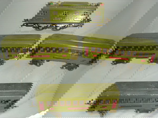 Lionel 4 pc. Train Set "Super Motor": Lionel 4 pc train set – "Super Motor" for standard track No. 8 Engine, 2 337 Pullman cars, 1 338 Observation car – very good condition