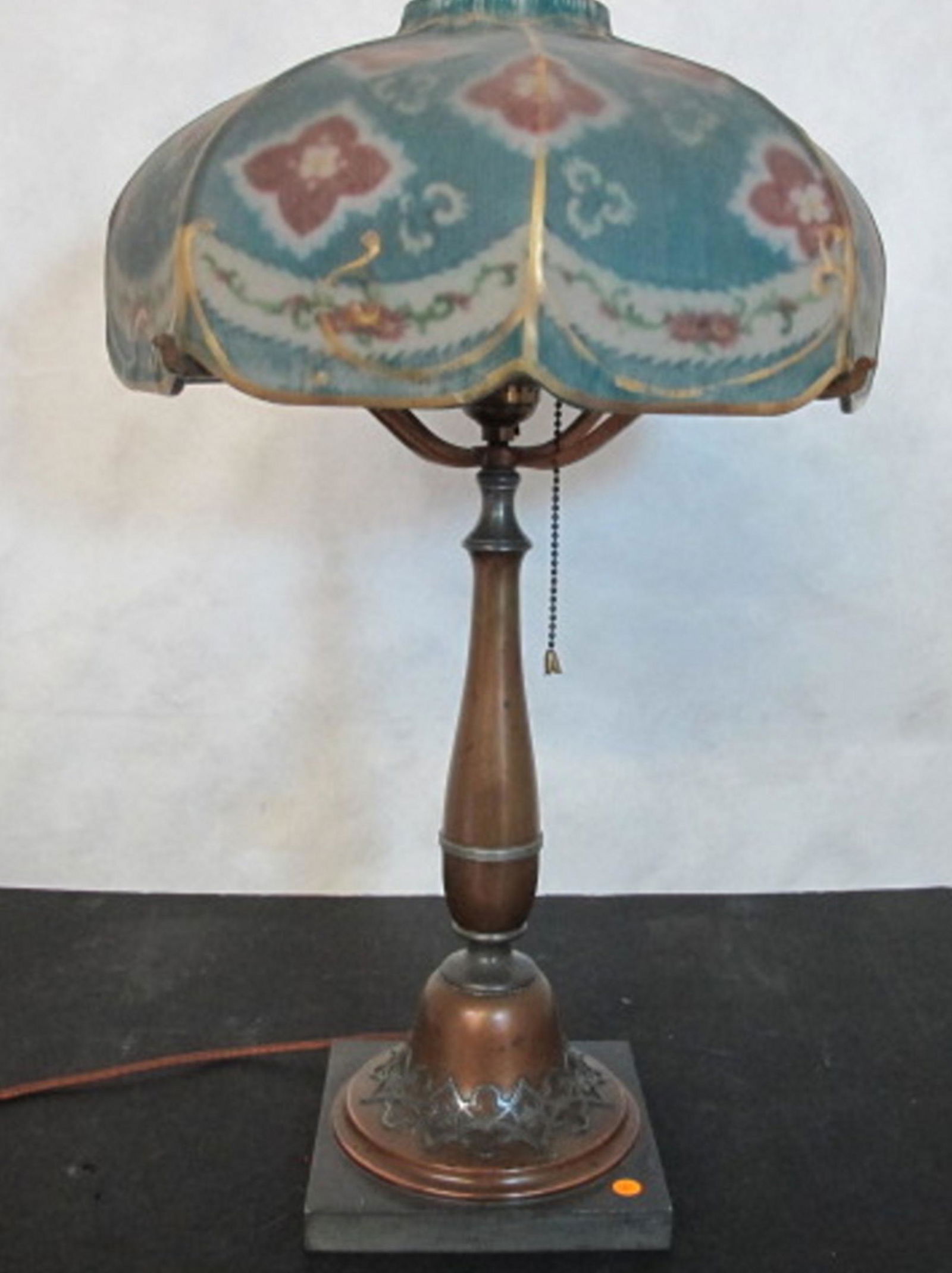 Beautiful Antique Pairpoint Puffy reverse painted table: Beautiful Antique Pairpoint Puffy reverse painted table lamp In good original as found condition. with great colors and detail. Measures 21.5 inches tall. jShade is 13 inches wide. Signed on base. Pic
