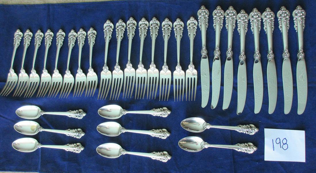 8 place setting of Wallace Grande Baroque Sterling: 8 place setting of Wallace Grande Baroque Sterling silver flat ware set.
