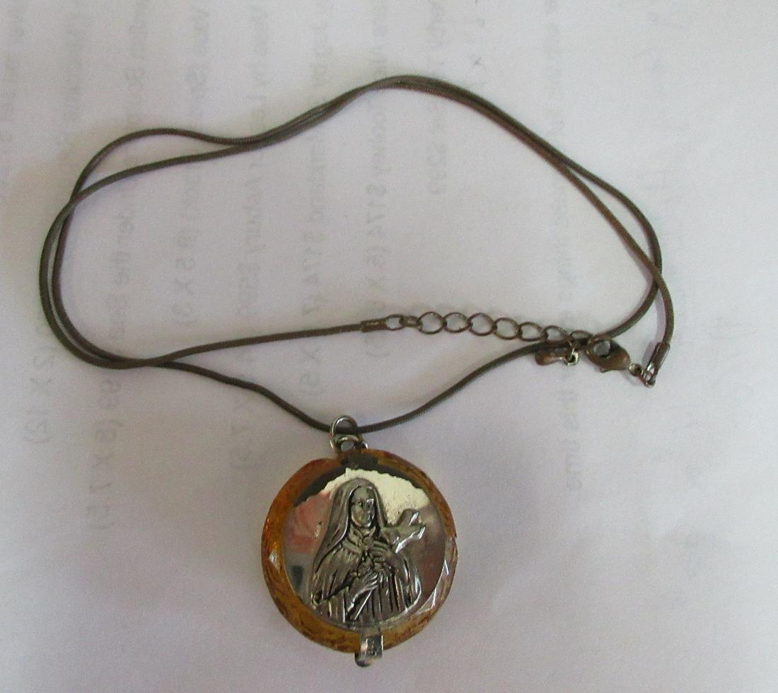Vintage Catholic necklace pendant with rosary inside: Vintage Catholic necklace pendant with rosary inside. Beautiful glass pendant on chain with silver lid with Mary. When you open small rosary inside. Pendant is 1 inch across. Chain is 17.5 inches long