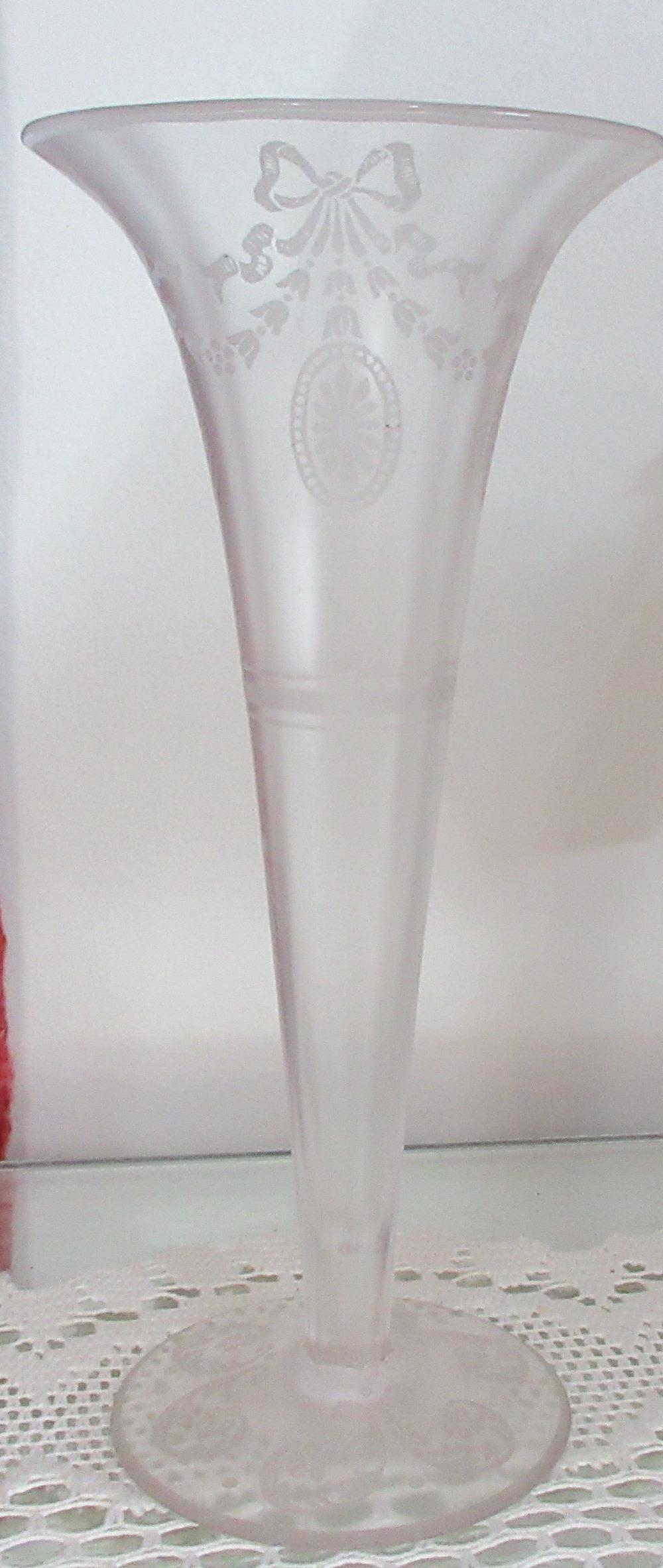 Steuben Verre De Soie art glass vase with etched: Steuben Verre De Soie art glass vase with etched decoration. Beautiful colors wiih great quality and detail. 8 inches tall. I could not find signature but guaranteed authentic