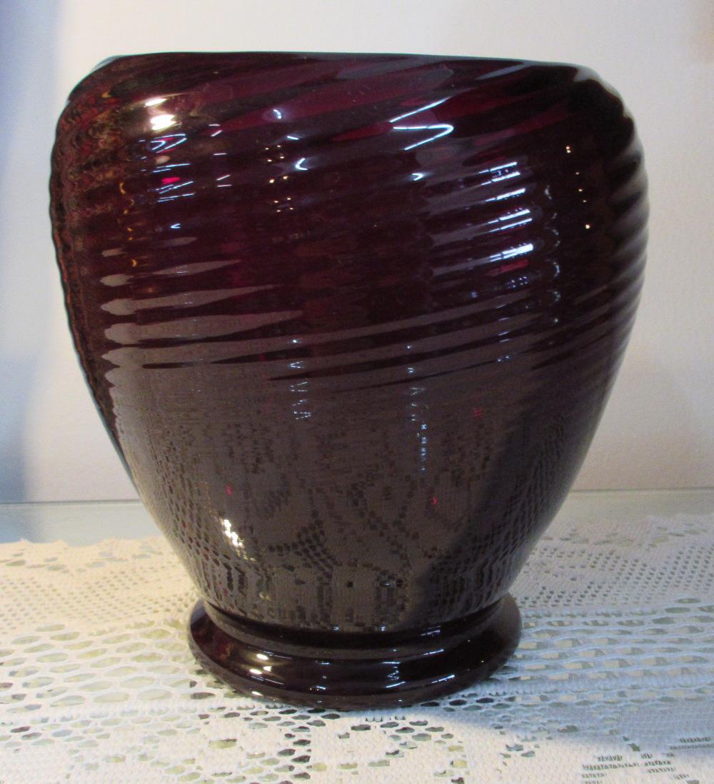 Beautiful Steuben Selenium red swirl art glass vase.: Beautiful Steuben Selenium red swirl art glass vase. Beautiful color and great quality and detail. Measures 6 7/8 inches tall and 5 3/4 inches wide.