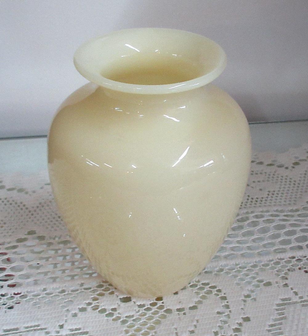 Steuben bulbous Ivory art glass vase. Beautiful colors: Steuben bulbous Ivory art glass vase. Beautiful colors with great quality and detail. I could not find signature but guaranteed authentic. 6 inches tall