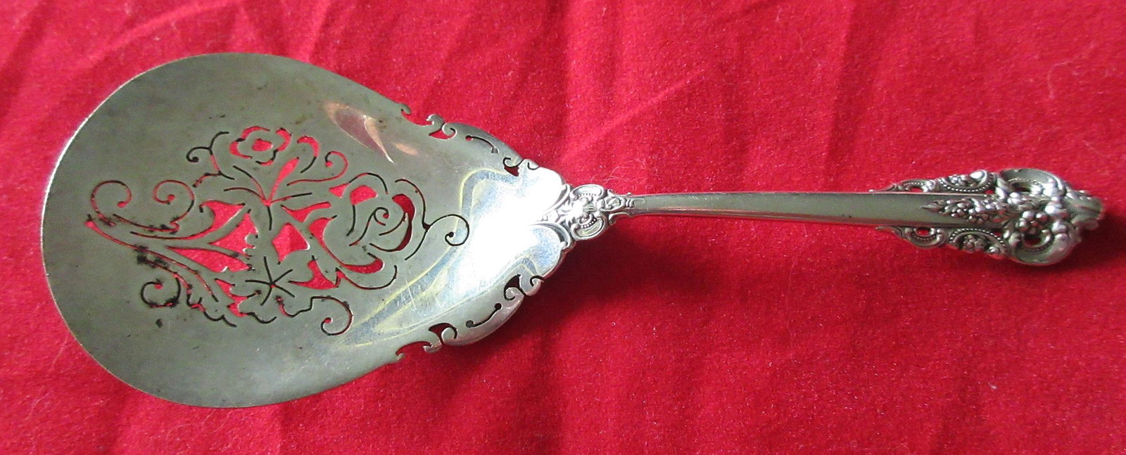 Elegant Grande Baroque sterling flatware small tomato: Elegant Grande Baroque sterling flatware small tomato spoon. In good original as found condition with great quality and detail. Need polished. Measures 5 ¼ inches. 26 grams