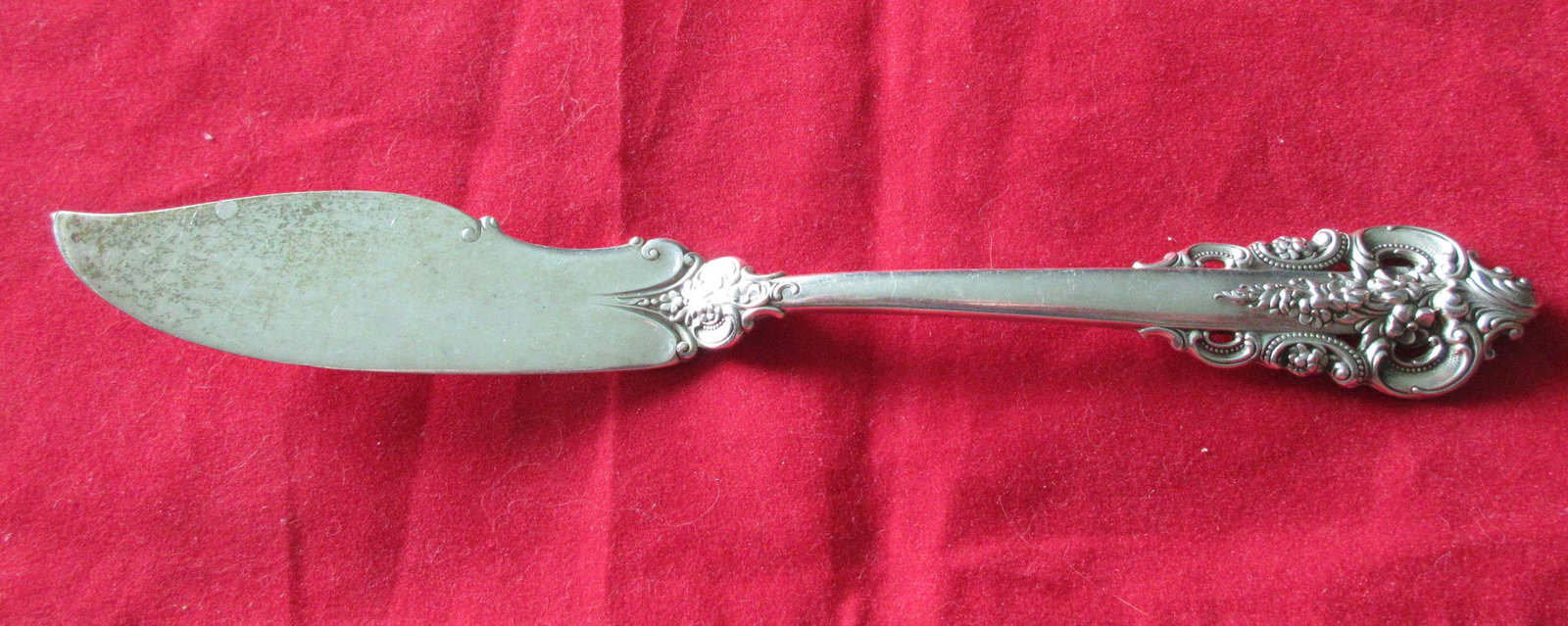 Elegant Grande Baroque sterling flatware butter: Elegant Grande Baroque sterling flatware butter spreader. In good original as found condition with great quality and detail. Need polished Measures 7 1/2 inches. 54 grams