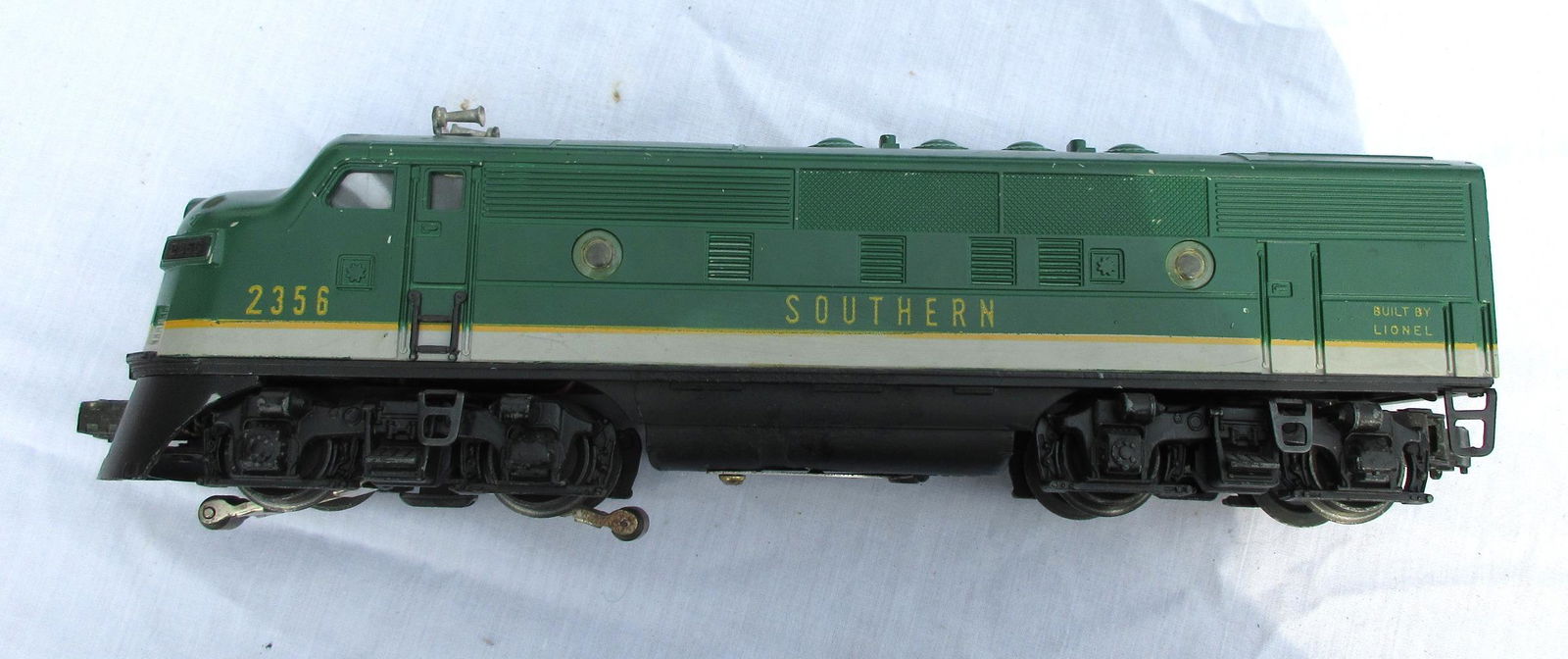 3 piece Lionel train set.: . 3 piece Lionel train set. In good original as found condition. First engine runs good