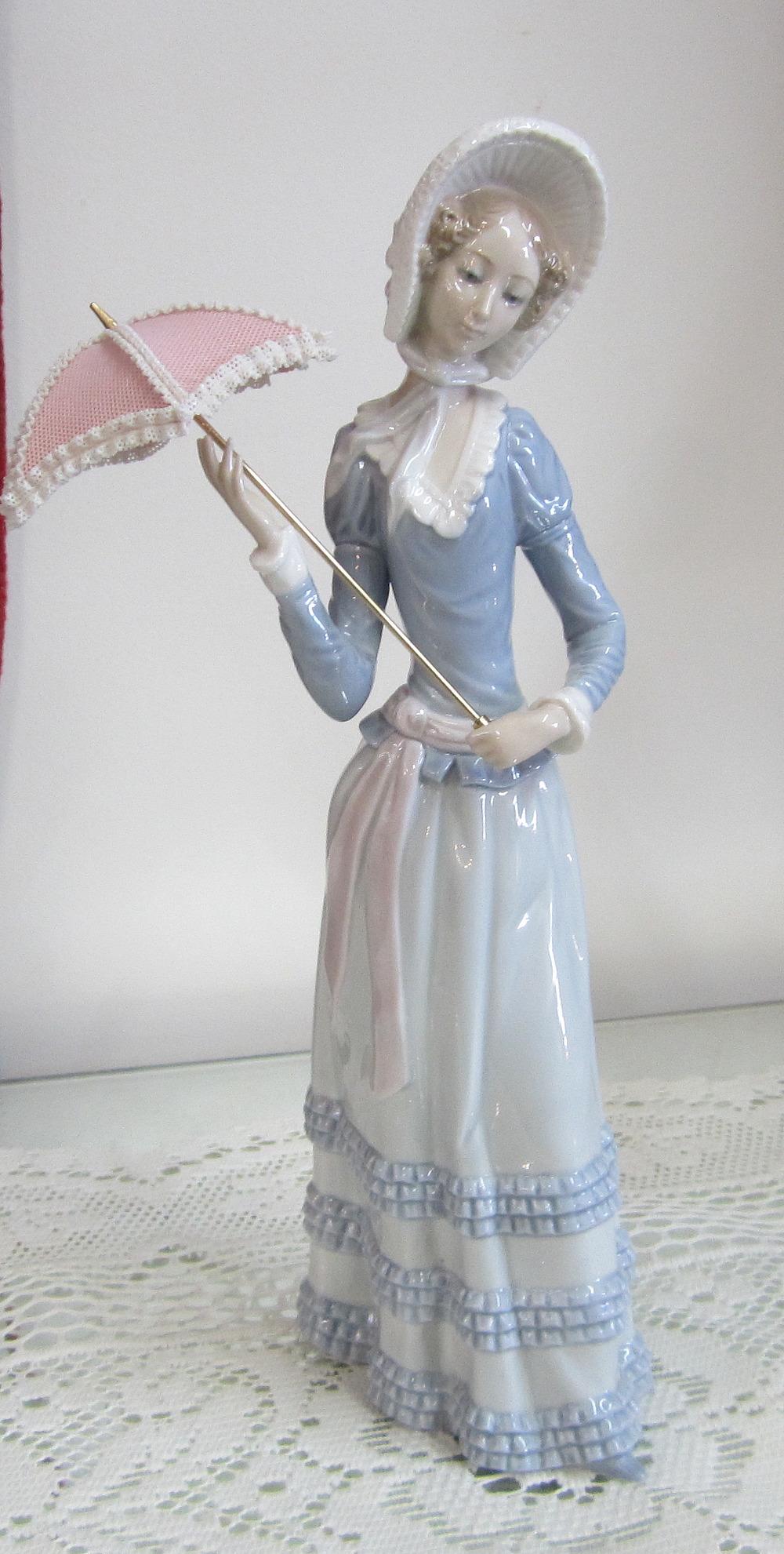Charming LLadro lady with umbrella: Charming LLadro lady with umbrella. 12 ½ inches tall. In good as found condition with beautiful colors and great quality and detail