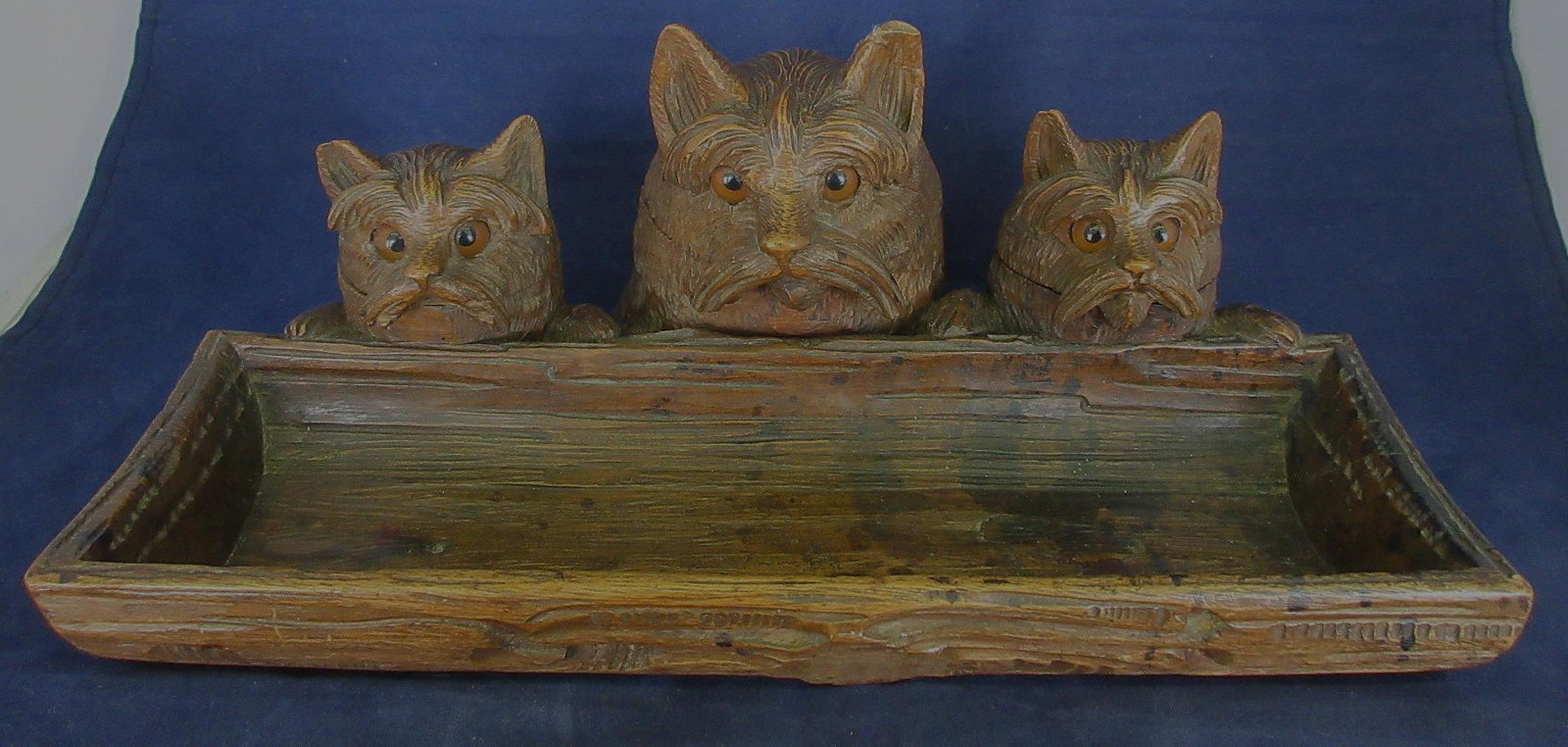 Antique nicely carved Black forest cat inkwell: Antique nicely carved Black forest cat inkwell. Measures 9 ¾ inches wide and 3 ¾ â€œ tall and 6 â€œ deep. In good as found condition with small chip on 1 dogâ€™s lower mouth and missing