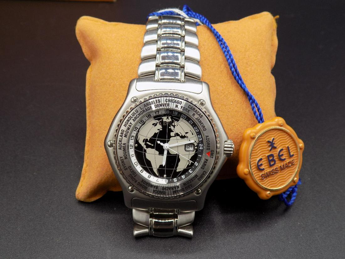 Great Ebel Voyager with world time function in: Great Ebel Voyager with world time function in stainless steel watch. Iconic Ebel Voyager men’s watch with round dial with the world map in grey and ocean in black. The watch has an inner ring with