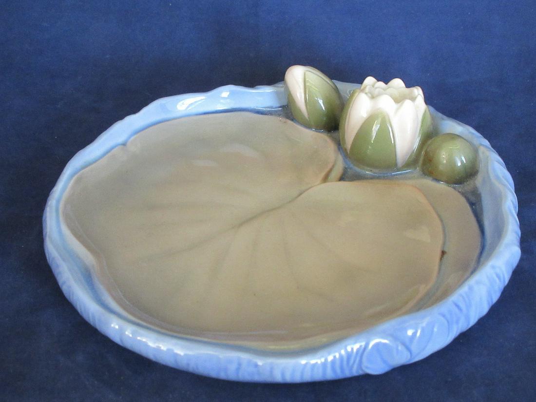 Beautiful vintage Bing & Grondahl Copenhagen water lily: Beautiful vintage Bing & Grondahl Copenhagen water lily bowl. Well decorated and marked on bottom. IN GOOD ORIGINAL AS FOUND CONDITION. Beautiful colors with Great quality and detail. Measures 7 ¼ in
