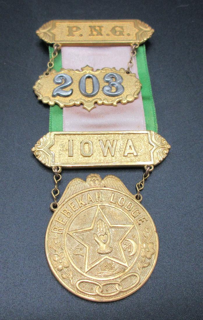 Antique Iowa odd fellows lodge ribbon and medal: Antique Iowa odd fellows lodge ribbon and medal. IN GOOD ORIGINAL AS FOUND CONDITION. Beautiful colors with Great quality and detail. Measures 4 ½ inches long.