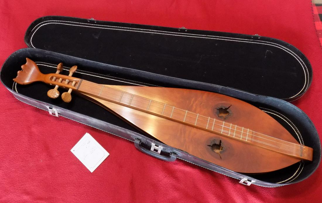 Wonderful Appalachian Mountain Dulcimer and case (1 of 11)