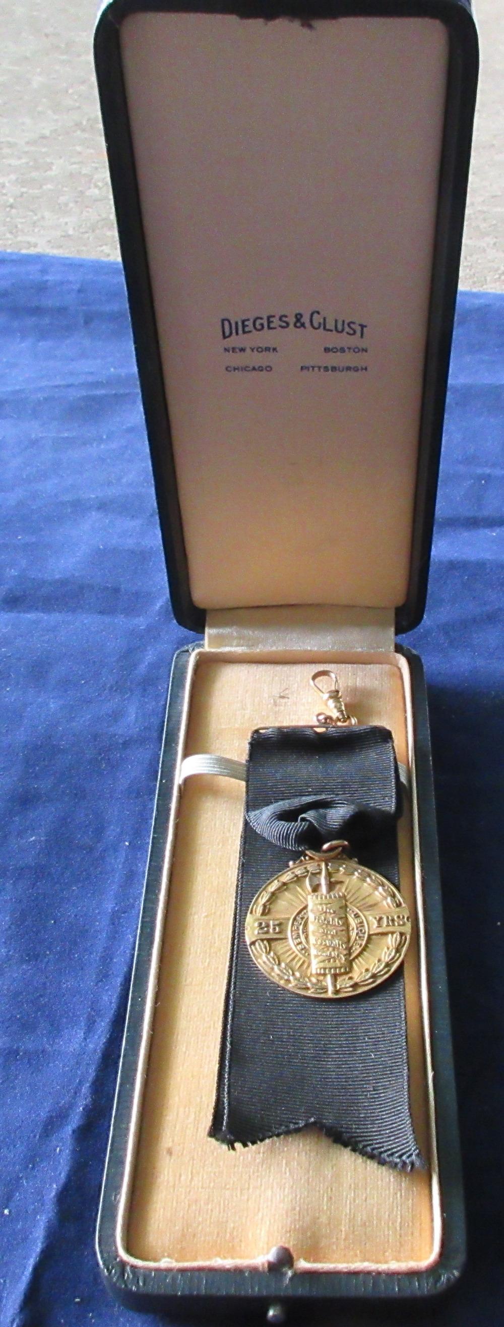 Superb Vintage 14k gold watch fob in original box (1 of 5)