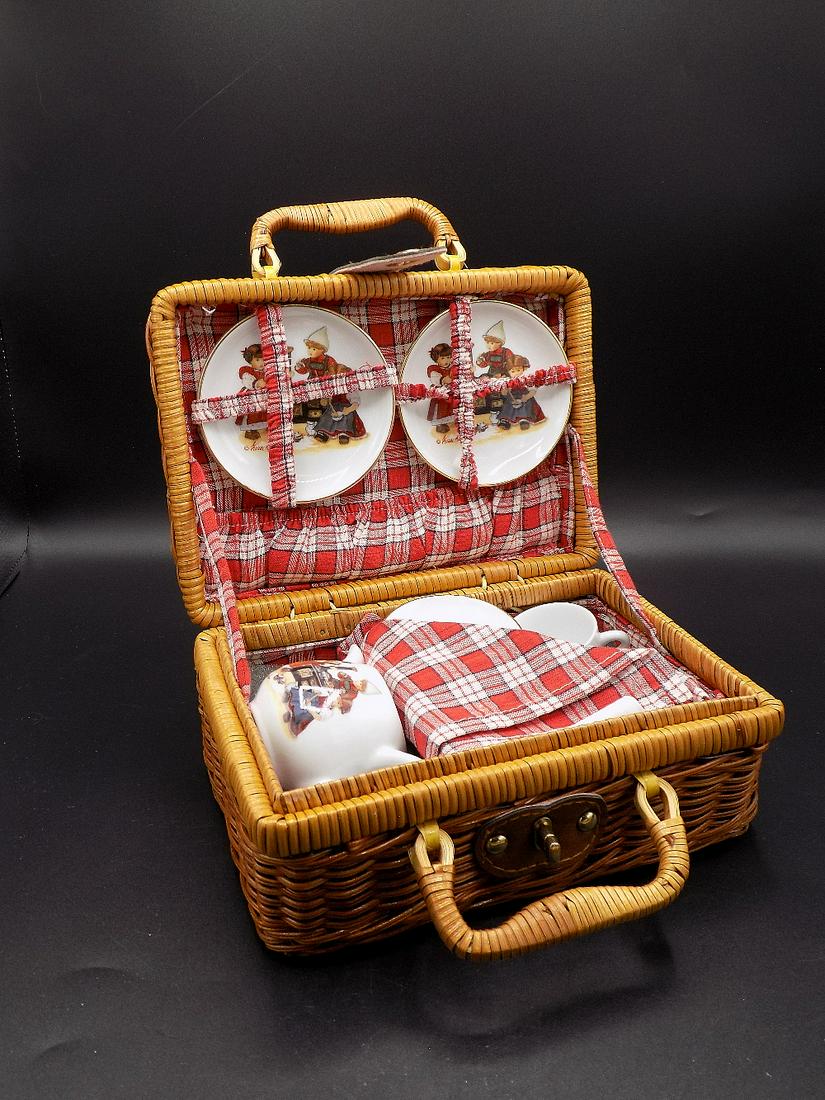 Charming vintage child’s porcelain pick nick tea (1 of 6)