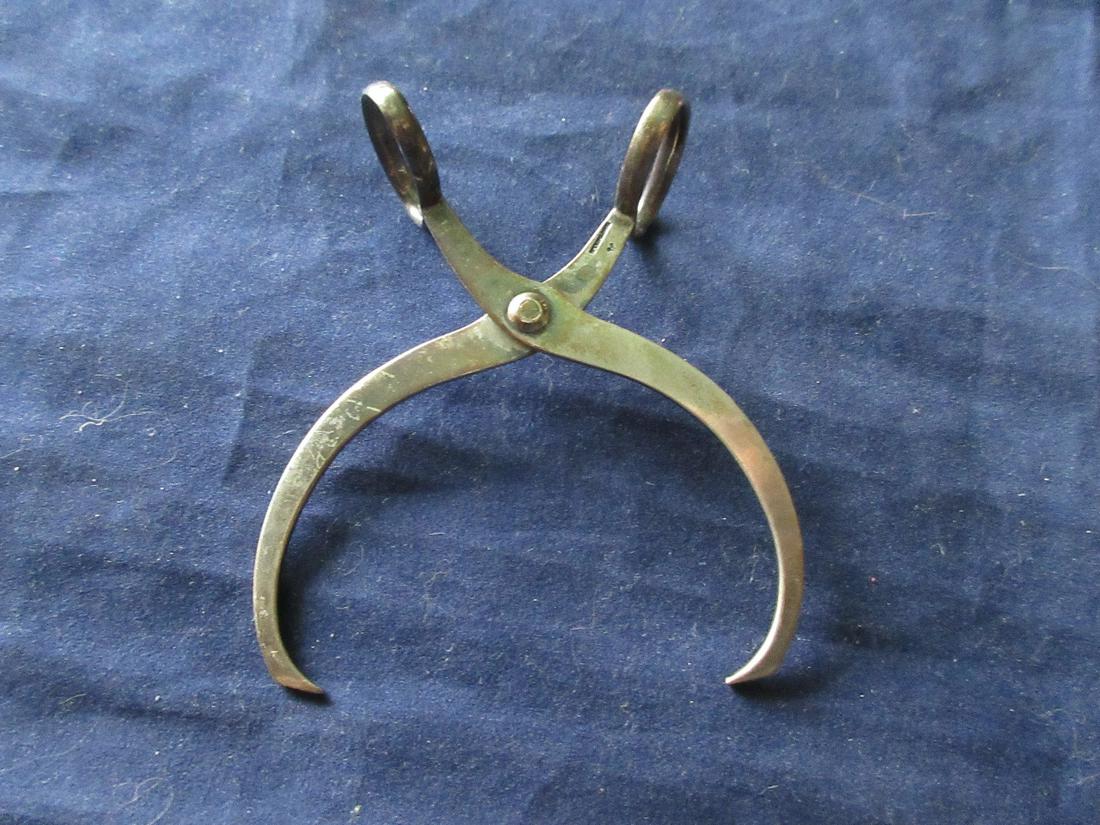 Neat vintage Sterling silver ice tongs for ice cubes: Neat vintage Sterling silver ice tongs for ice cubes. IN GOOD ORIGINAL AS FOUND CONDITION. Beautiful colors with Great quality and detail. Weigh 19.8 gm. 3 ½ inches