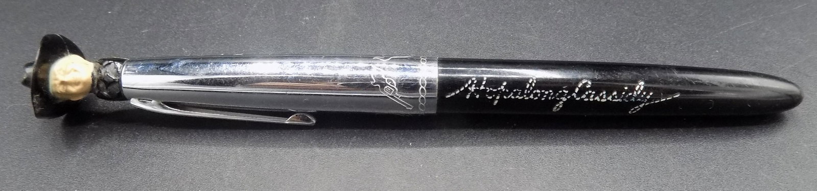 Rare Hopalong Cassidy Parker Pen Co. Ink Pen: Rare Hopalong Cassidy Parker Pen Co. Ink Pen. In good original as found condition. Beautiful colors. Great color and detail. Measures 5 7/8
