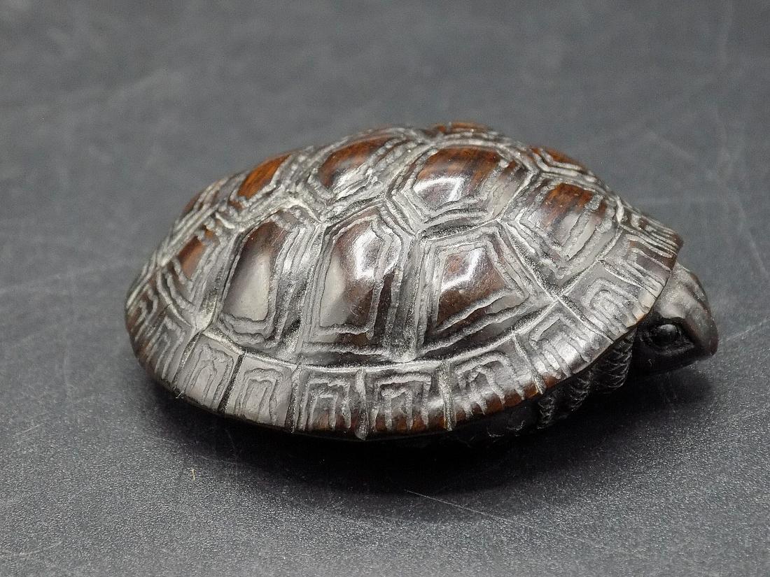 Fine Vintage Oriental Netsuke carved wood turtle: Fine Vintage Oriental Netsuke carved wood turtle. Marked on bottom as shown in photo. In very good original as found condition. Great quality and detail. Measures approx. 2 1/8” long x ½” tall