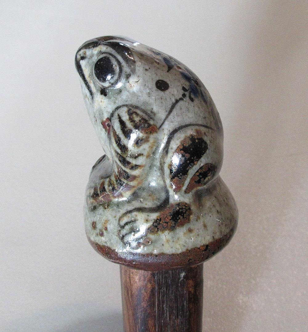Vintage cane with porcelain frog: Vintage cane with porcelain frog. In very good original as found condition. Great quality and detail. Measures 38 ½”.