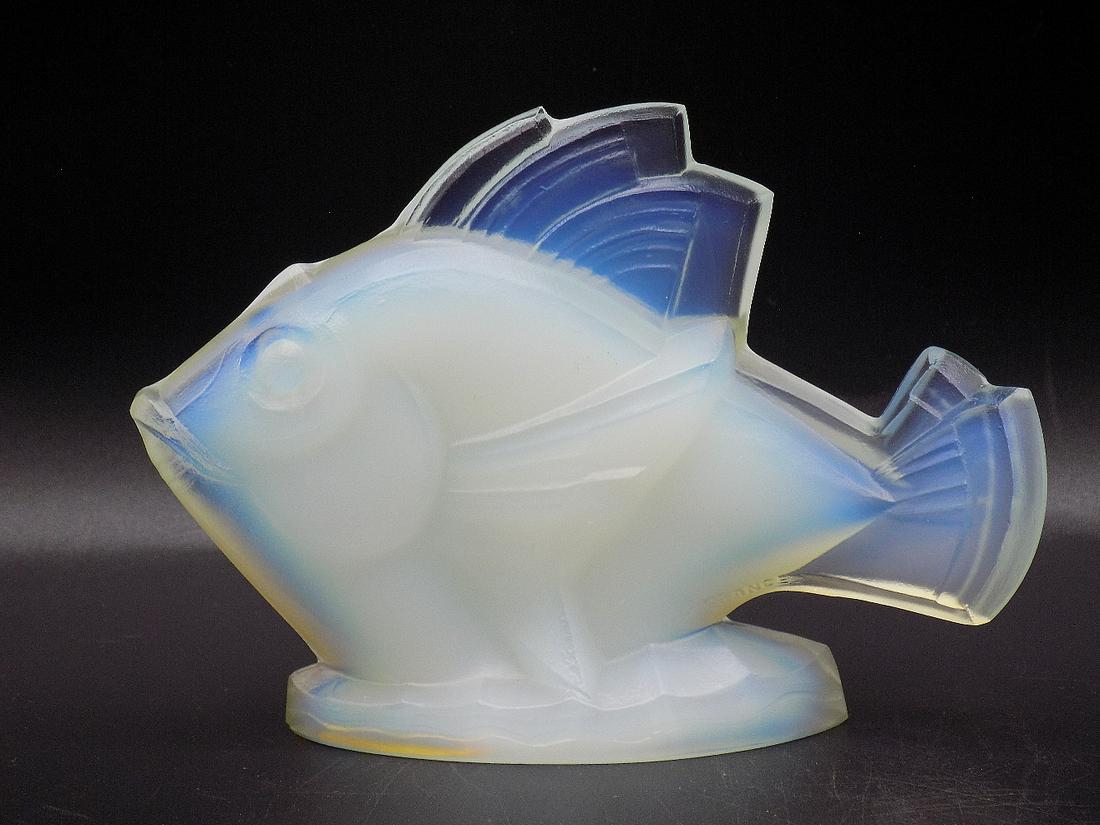 Colorful vintage Sabino art glass fish.: Colorful vintage Sabino art glass fish. Opalescent colors. Signed and paper label on bottom as shown in photos. Great quality and detal. Measures. 3 ½” tall x 4 ¾” long