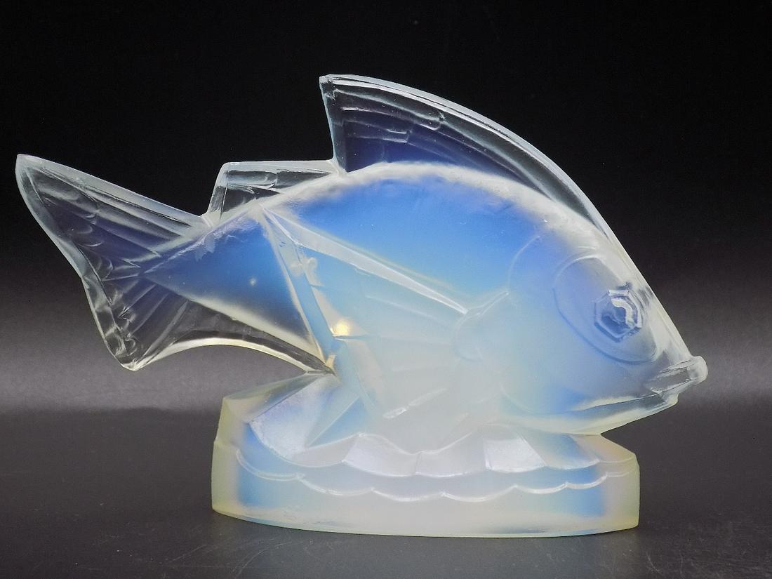 Colorful vintage Sabino art glass fish: Colorful vintage Sabino art glass fish. Opalescent colors. Signed and paper label on bottom as shown in photos. Great quality and detal. Measures. 2 ¾” tall x 4” long