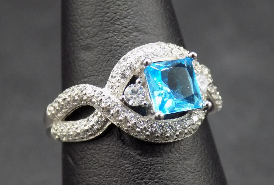 Beautiful 3ctw aquamarine & topaz .925 sterling silver: Beautiful 3ctw aquamarine & topaz .925 sterling silver ring. Size 8. White specks are dust partials