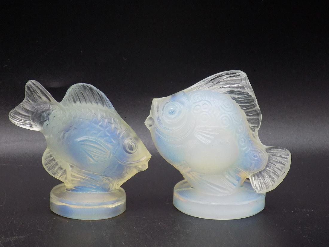 Pair of vintage Sabino art glass fish: Pair of vintage Sabino art glass fish. Opalescent colors. Signed on bottom as shown in photos. Great quality and detail. Measure 2” tall x 2 1/4” long