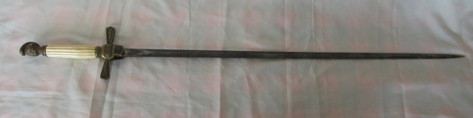 Nice Civil War era sword with knight’s head: Nice Civil War era sword with knight’s head. Looks like officers sword. Does not have a sheath. In good as found condition as shown in phots. No makers markings. Measures 34 ¾”