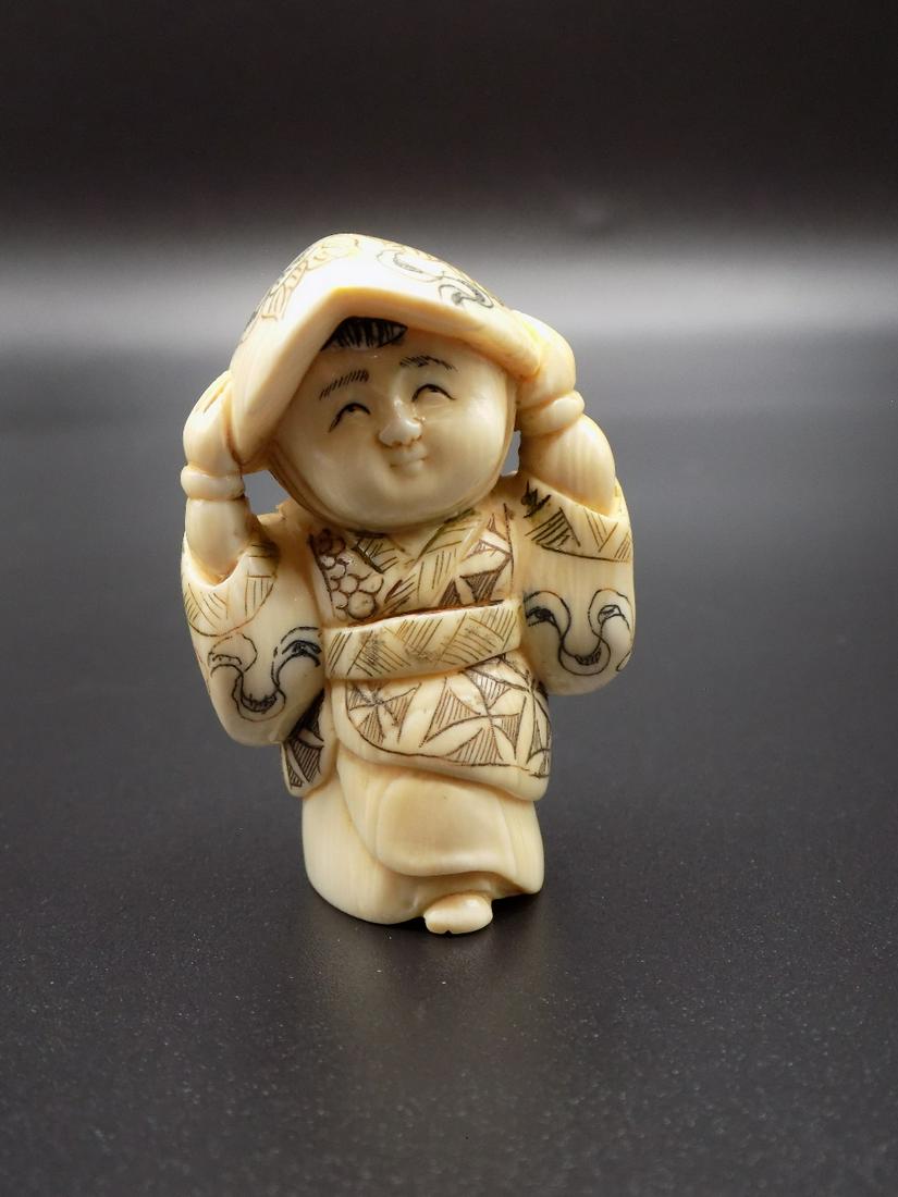 Vintage nicely carved Oriental Netsuke figure: Vintage nicely carved Oriental Netsuke figure. Artist signed on bottom as shown in photo. Appears to be Meiji period. Beautiful colors with great quality and detail. Measures 2 1/8” tall. No shi