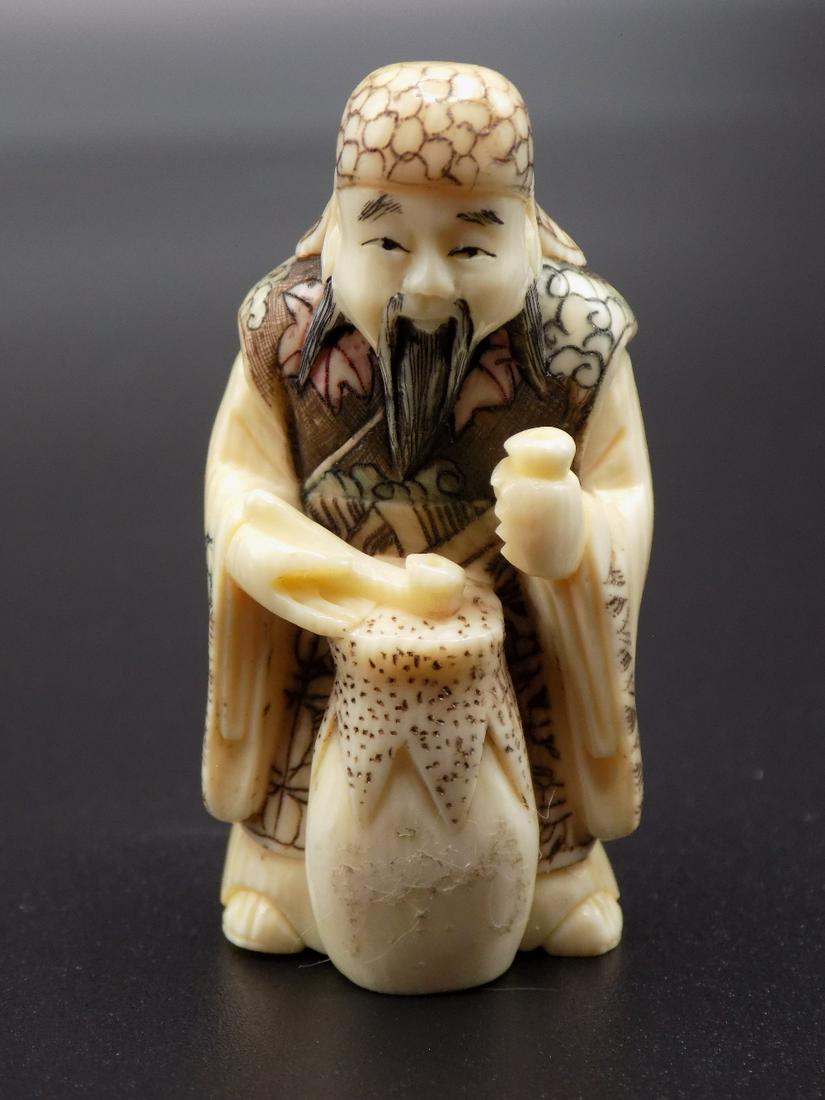 Vintage nicely carved Oriental Netsuke figure: Vintage nicely carved Oriental Netsuke figure. Artist signed on bottom as shown in photo. Appears to be Meiji period. Beautiful colors with great quality and detail. Measures 2” tall. No shippin