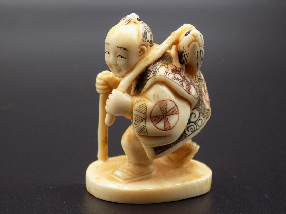 Vintage nicely carved Oriental Netsuke figure: Vintage nicely carved Oriental Netsuke figure. Artist signed on bottom as shown in photo. Appears to be Meiji period. Beautiful colors with great quality and detail. Measures 1 ½” tall. No 