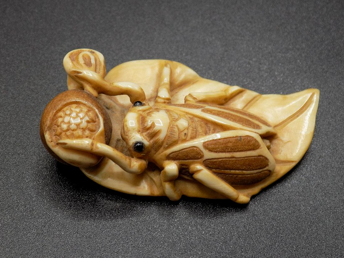 Vintage nicely carved Oriental Netsuke figure: Vintage nicely carved Oriental Netsuke figure. Artist signed on bottom as shown in photo. Appears to be Meiji period. Beautiful colors with great quality and detail. Measures 2 1/8” tall. No shi