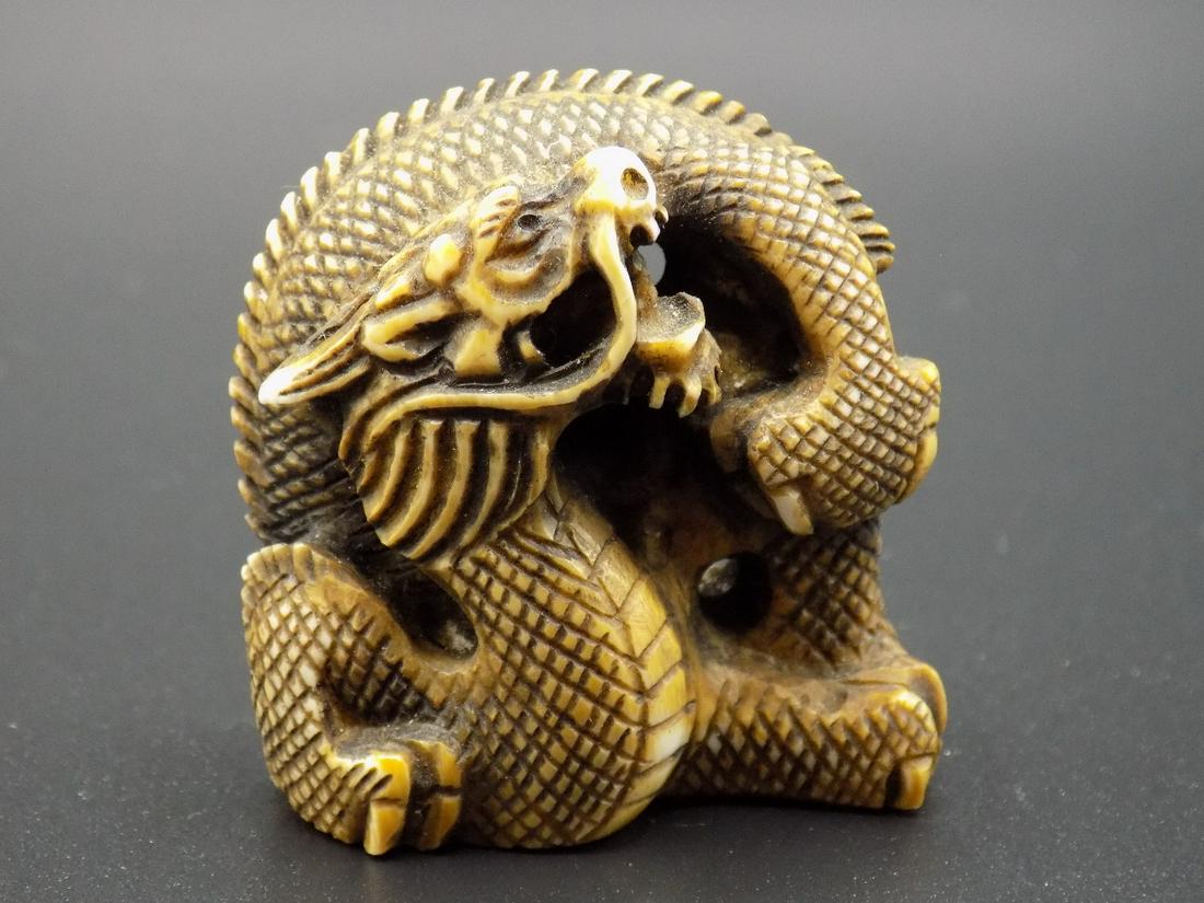 Vintage nicely carved Oriental Netsuke figure of dragon: Vintage nicely carved Oriental Netsuke figure of dragon. Artist signed on bottom as shown in photo. Appears to be Meiji period. Beautiful colors with great quality and detail. Measures 1 ¾”