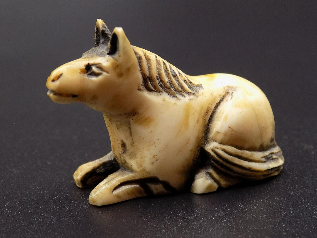 Vintage nicely carved Oriental Netsuke figure.: Vintage nicely carved Oriental Netsuke figure. Artist signed on bottom as shown in photo. Appears to be Meiji period. Beautiful colors with great quality and detail. Measures 1” tall x 2” 