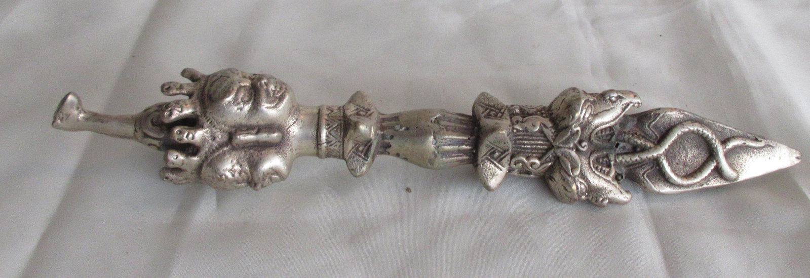 Elaborate ceremonial dagger: Elaborate ceremonial dagger. Great quality and detail. Do not know age. Please use photos to judge age. Measures 8 1/8