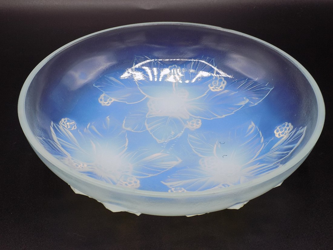 Pretty Signed Sabino art glass bowl: Pretty Signed Sabino art glass bowl. Leaf and berry decoration. Marked on bottom as shown in photo. Beautiful colors with great quality and detail. No condition problems. Measure 8 inches wide