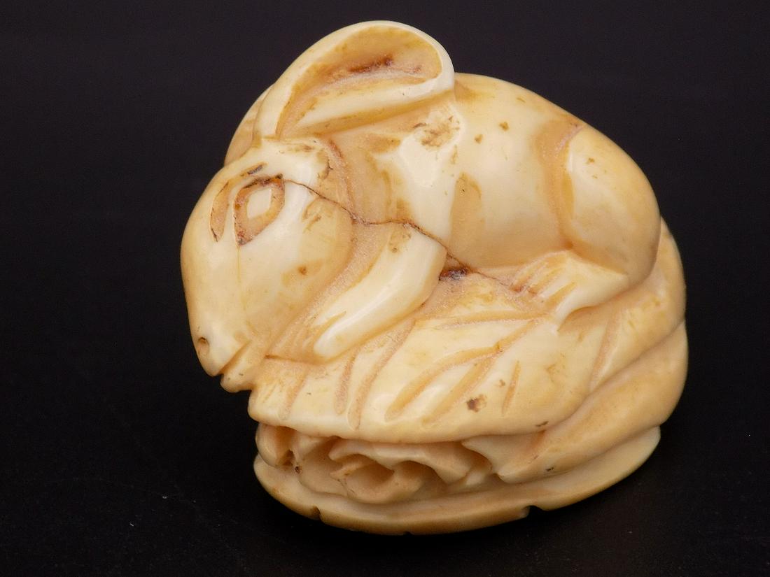 Vintage nicely carved Oriental Netsuke figure (1 of 7)