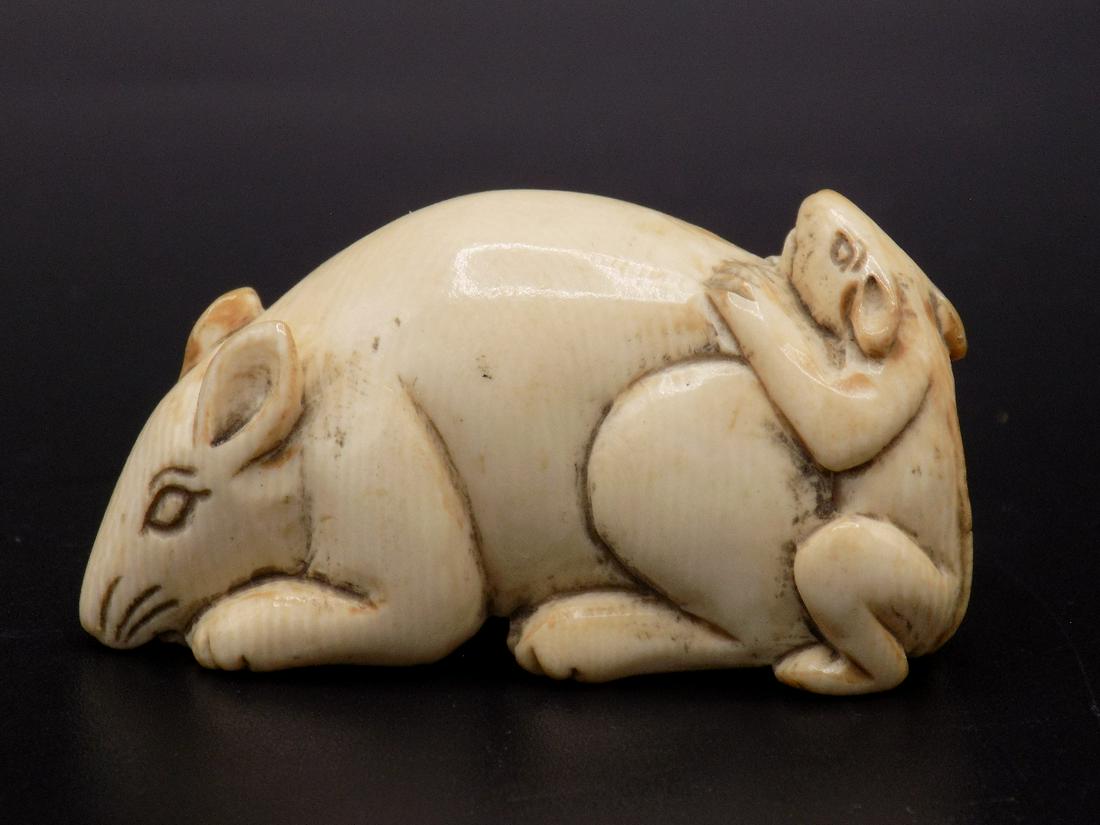 Vintage nicely carved Oriental Netsuke figure (1 of 8)