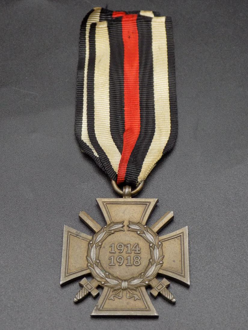 World War I German medal & ribbon: World War I German medal & ribbon. In very good original as found condition. Great quality and detail. Approx. 4 1/2”