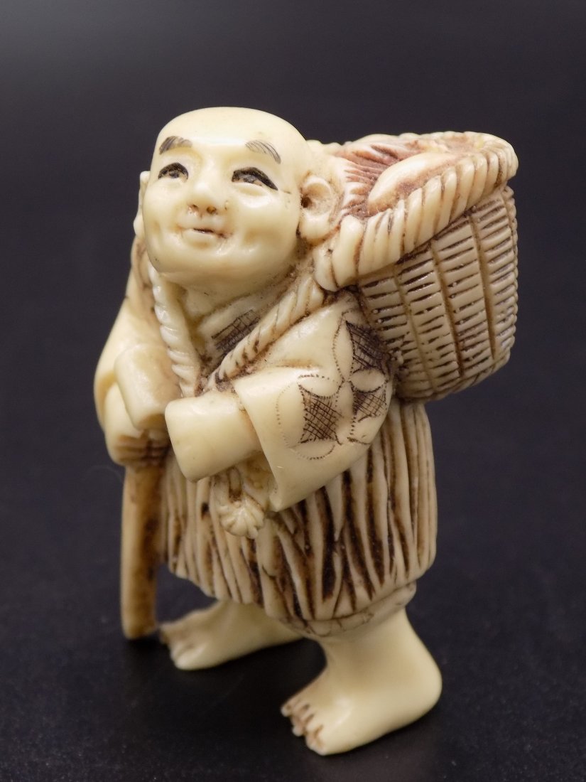 Vintage nicely carved Oriental Netsuke figure (1 of 8)