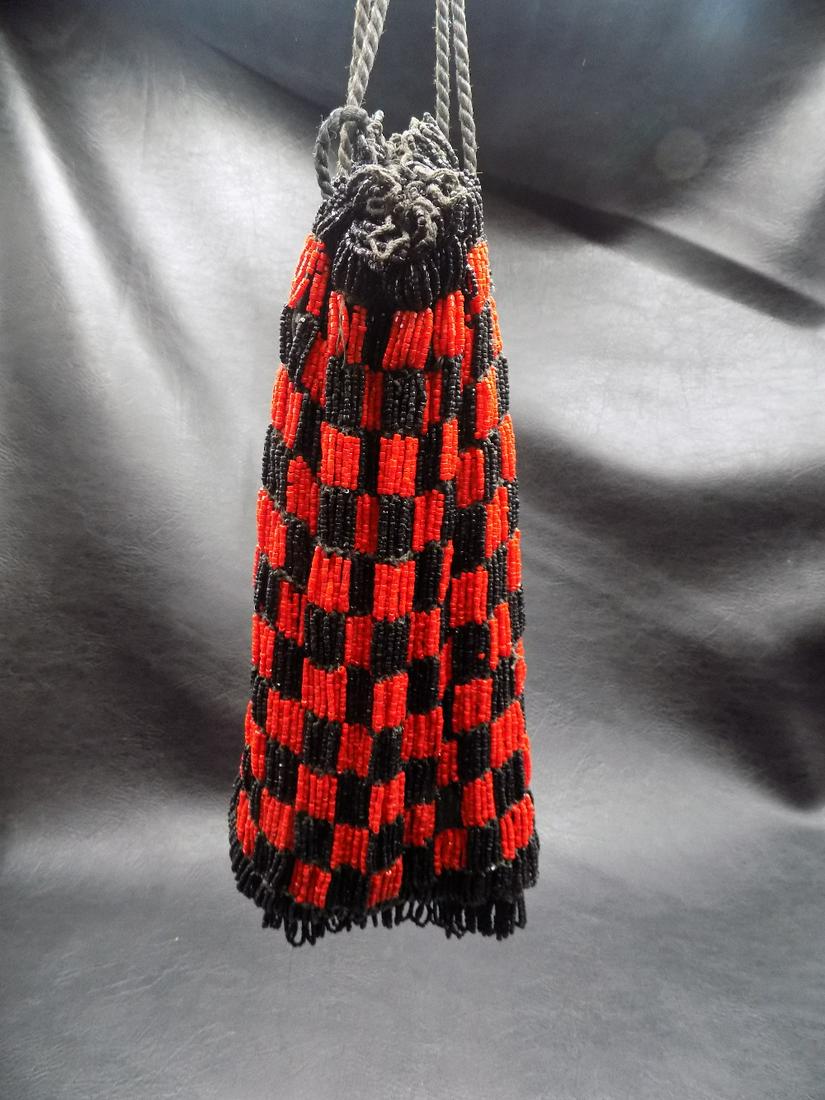 Vintage Roaring 20’s Art Deco Flapper beaded purse. (1 of 5)