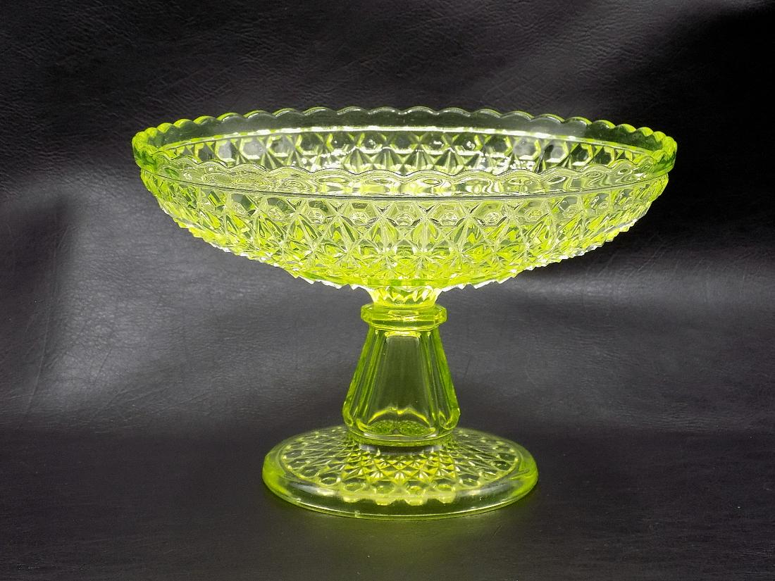 Beautiful vintage Vaseline glass compote (1 of 6)