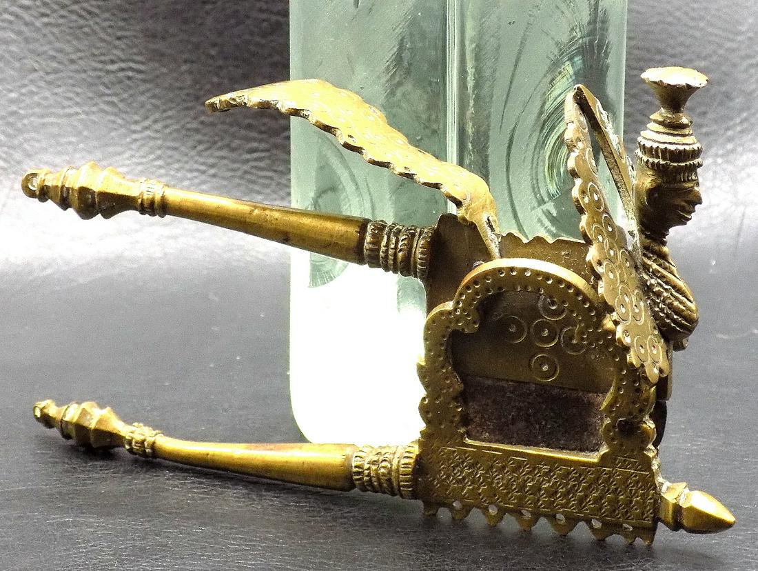 Fancy vintage figural brass cigar cutter.: Fancy vintage figural brass cigar cutter. Great quality and detail. Looks to be from 1900â€™s to 1920s. 3 inches tall x 5 7/8 inches long