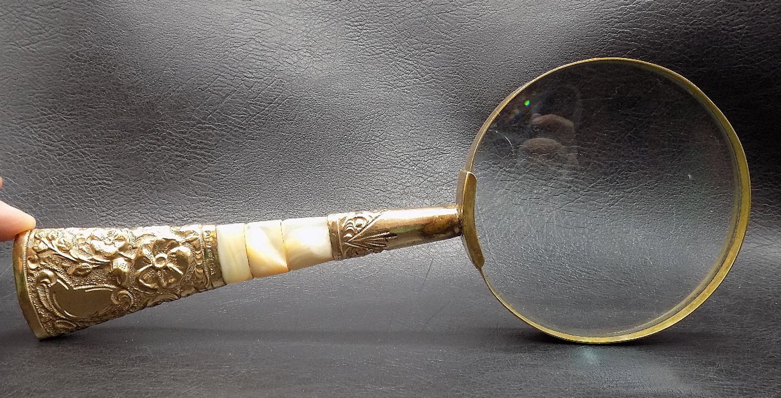 Elaborate vintage Victorian gold-filled mother of pearl handle magnifying glass: Elaborate vintage Victorian gold-filled mother of pearl handle magnifying glass. In very good as found condition. Beautiful colors. Great quality and detail. Measures 10 inches long