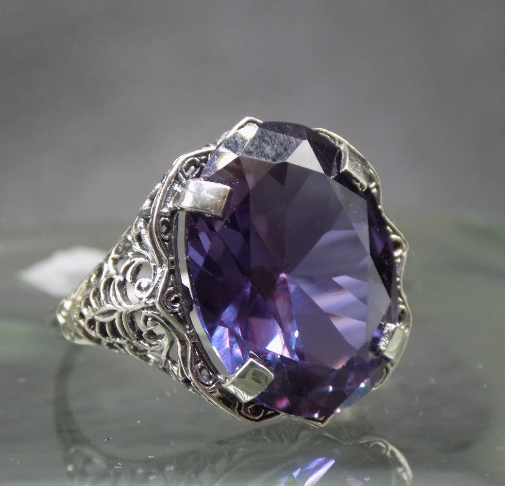 Beautiful 12 ct Alexandrite sterling ring: Beautiful 12 ct Alexandrite sterling ring. Size 6. Lab created. In very good as found condition. Beautiful colors. Great quality and detail