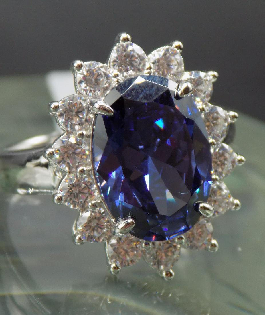 Beautiful 7 ct tanzanite and topaz sterling ring: Beautiful 7 ct tanzanite and topaz sterling ring. Size 8. Lab created. In very good as found condition. Beautiful colors. Great quality and detail