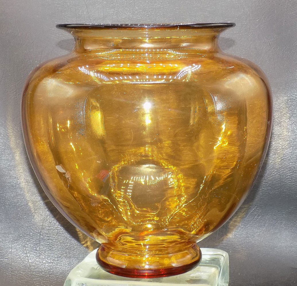 Bulbus Brown Steuben art glass vase: Bulbus Brown Steuben art glass vase. In very good as found condition. Unsigned. Beautiful colors. Great quality and detail. Measures 7 3/4 inches tall.